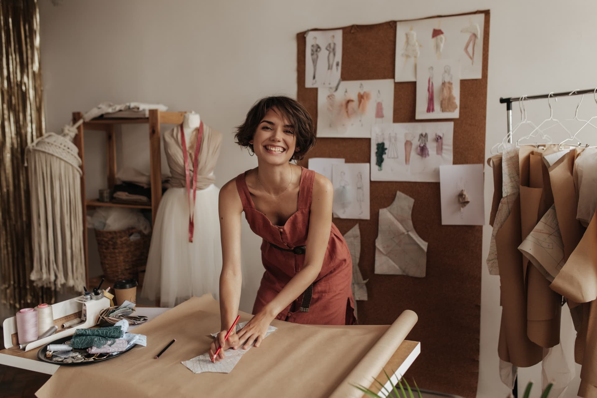 Imagen de mujer emprendedora sonriendo